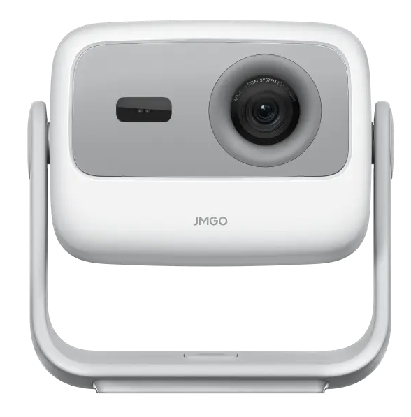 Biały projektor JMGO z obiektywem, otoczony białą ramką. Projektor stoi na białym statywie. Czarne tło.