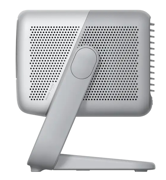 Srebrny głośnik ze stojakiem. Głośnik ma perforowany przód i tył. Stojak podtrzymuje głośnik pod kątem.