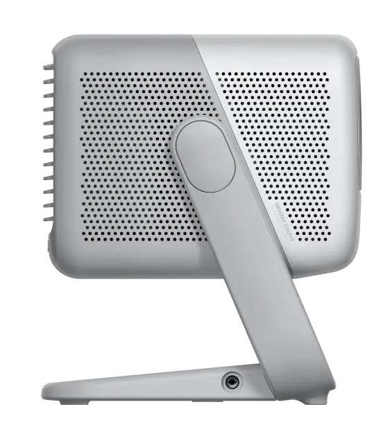 Srebrny głośnik z perforowanym tyłem i podstawką. Ma małe okrągłe wejście na podstawce. Marka to 'Master Sound'.