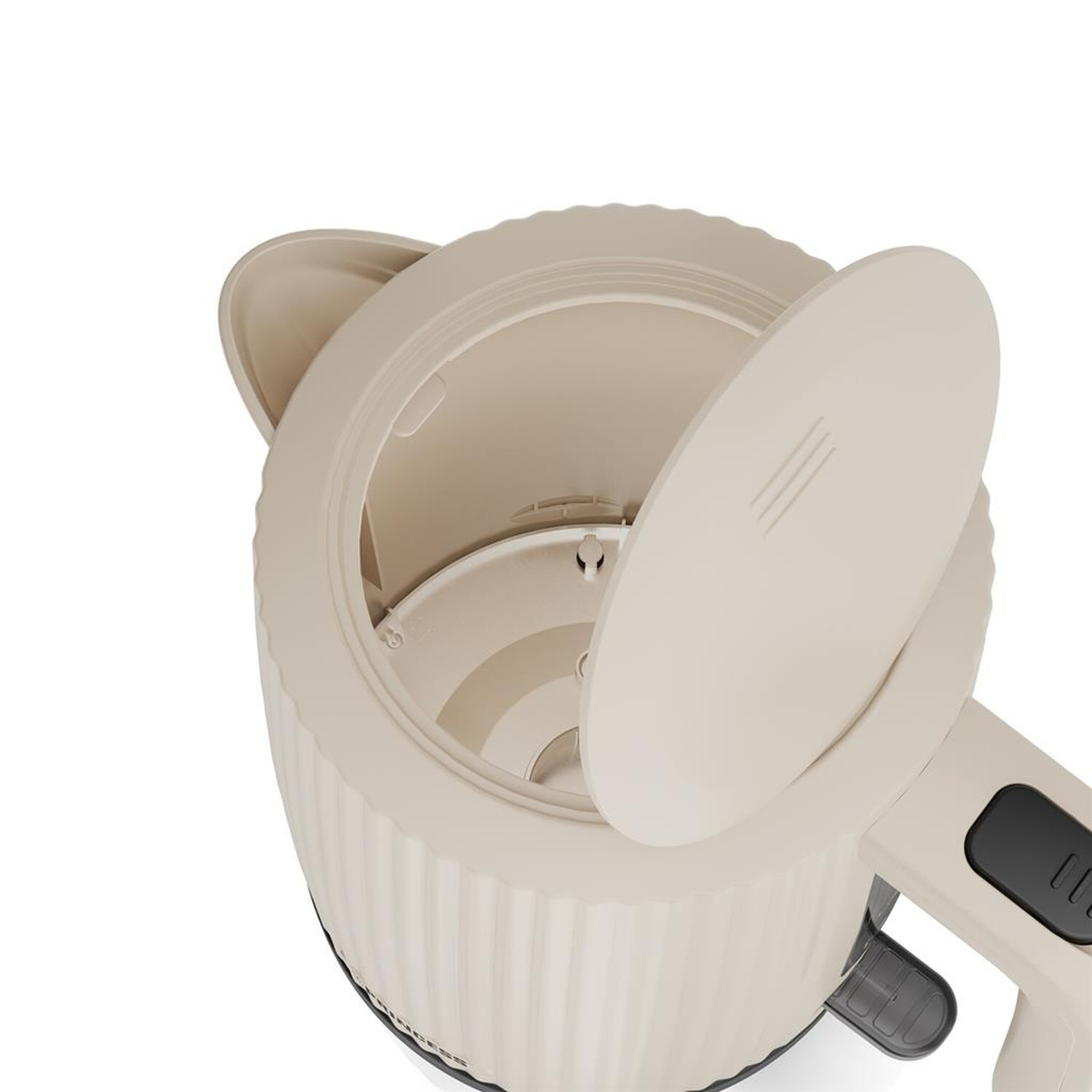 Bouilloire électrique beige, couvercle ouvert. La bouilloire a un corps texturé, une poignée et un bouton d'alimentation noir. Fond blanc.