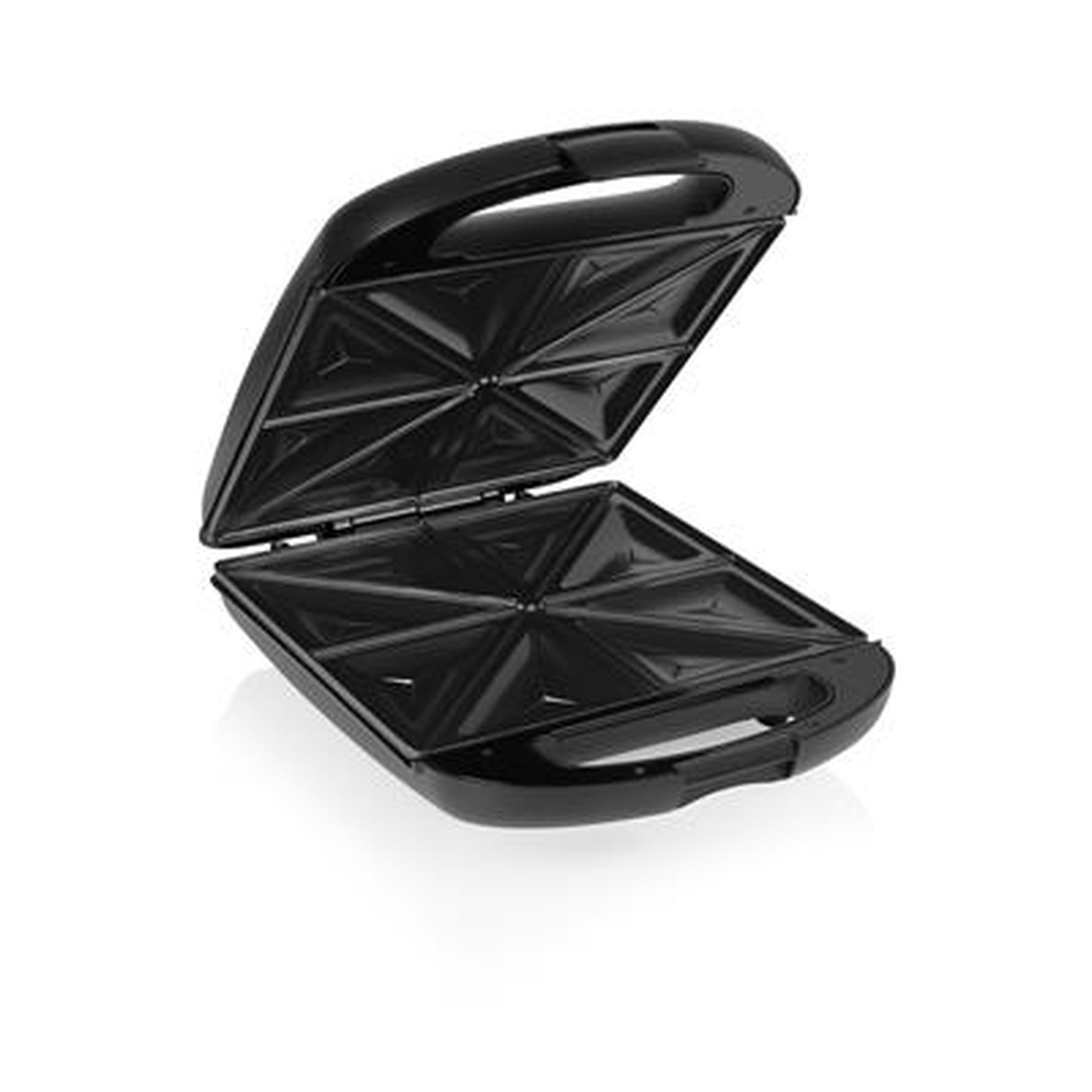 Un appareil à sandwich noir est ouvert. Le couvercle supérieur est relevé, révélant les plaques de cuisson triangulaires. L'appareil est posé sur une surface blanche.