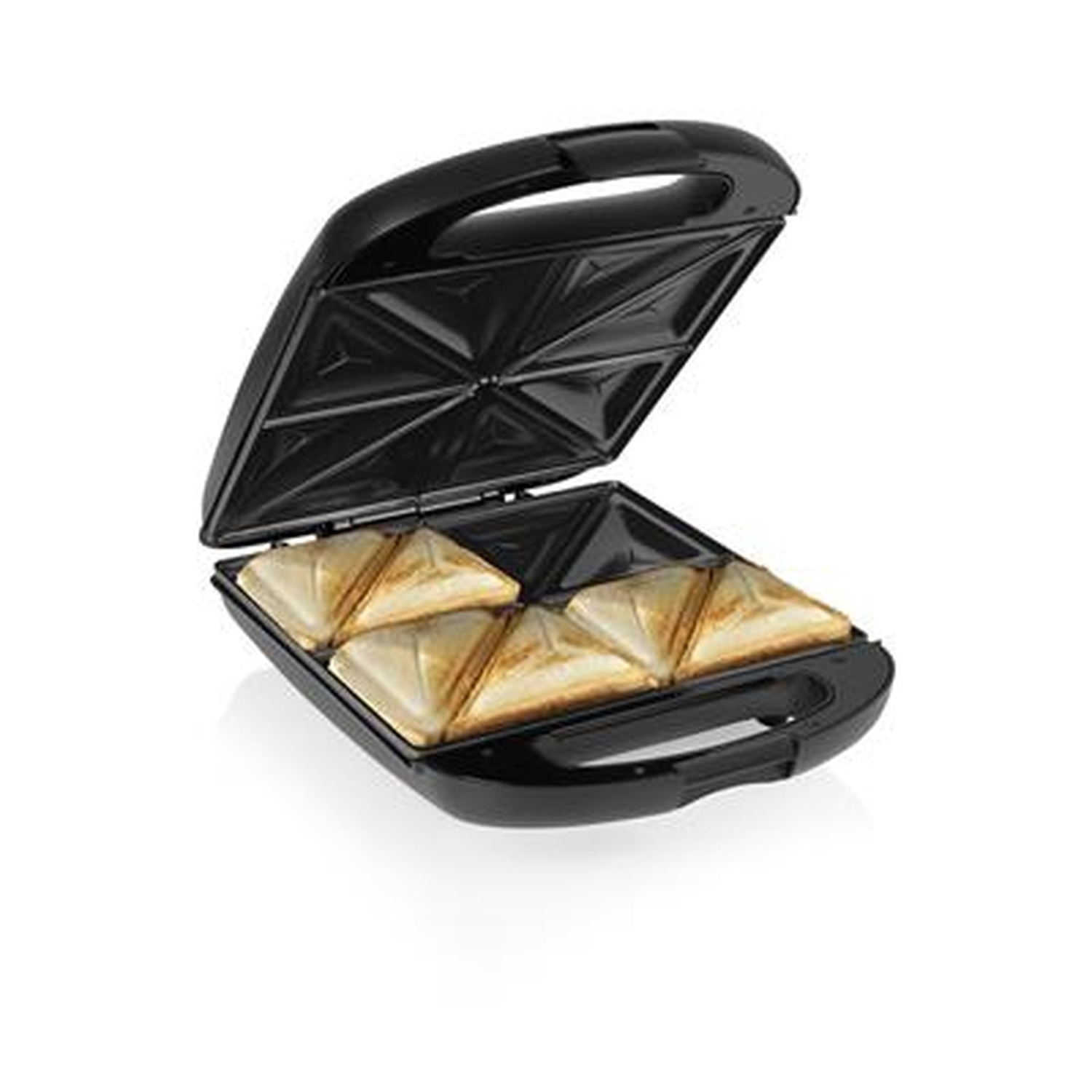 Un appareil à sandwich noir avec quatre sandwichs grillés. Le dessus est ouvert. Le fond est blanc.