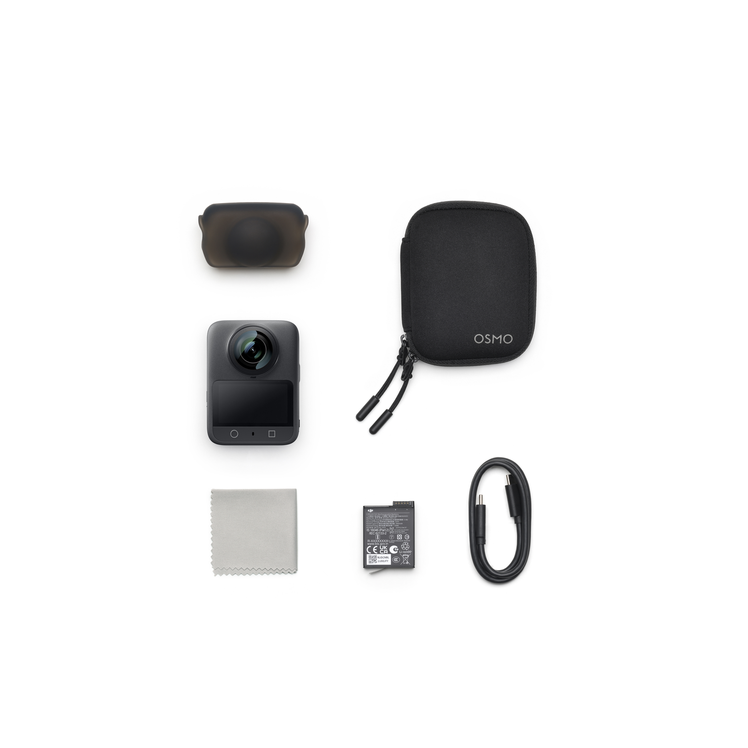 DJI Osmo Action 3 camera met accessoires: hoes, lensdop, oplaadkabel, batterij, schoonmaakdoek, alles op witte achtergrond.