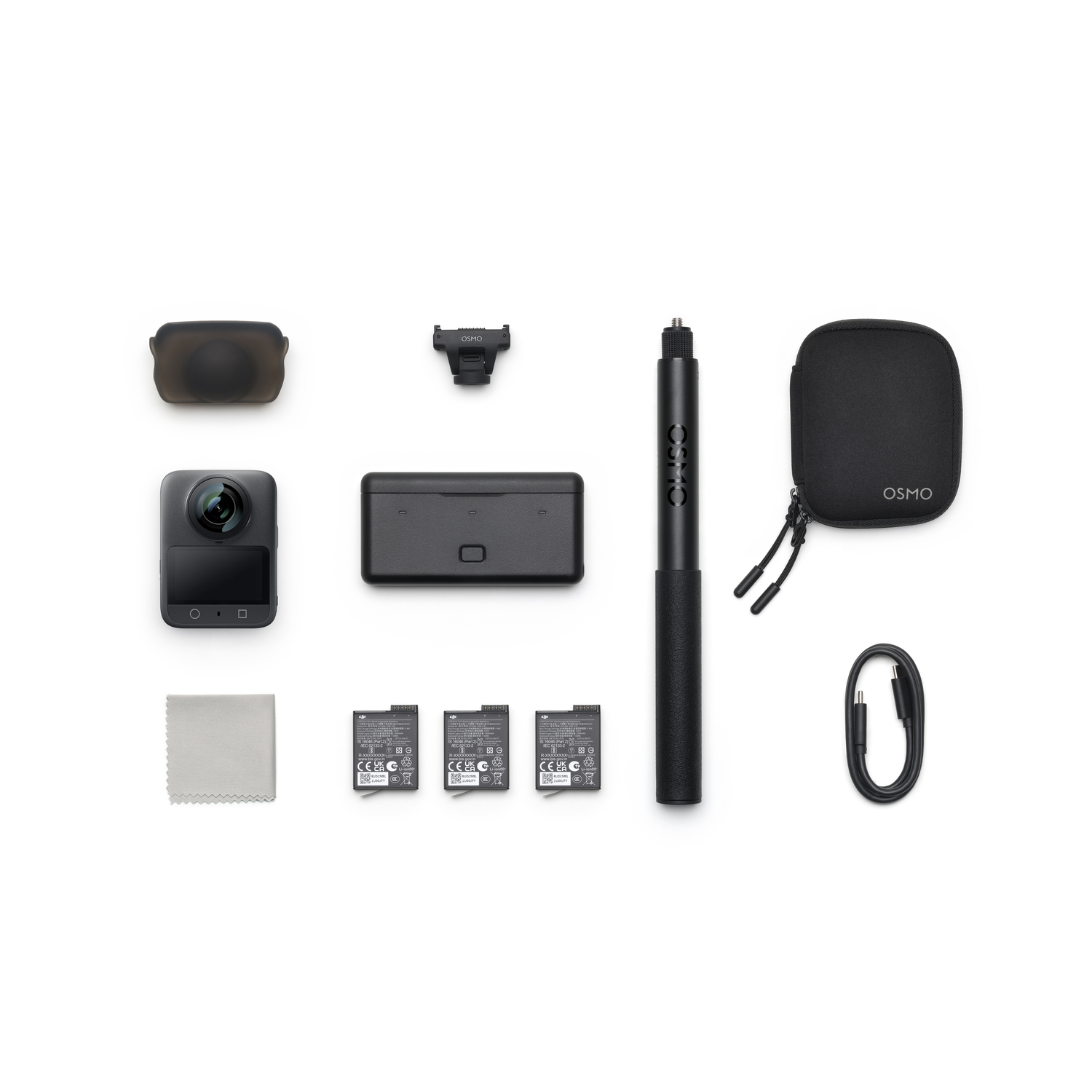 Un kit caméra sur fond blanc. Comprend caméra, batteries, étui, chargeur, perche et accessoires. Tout en noir sur fond blanc.