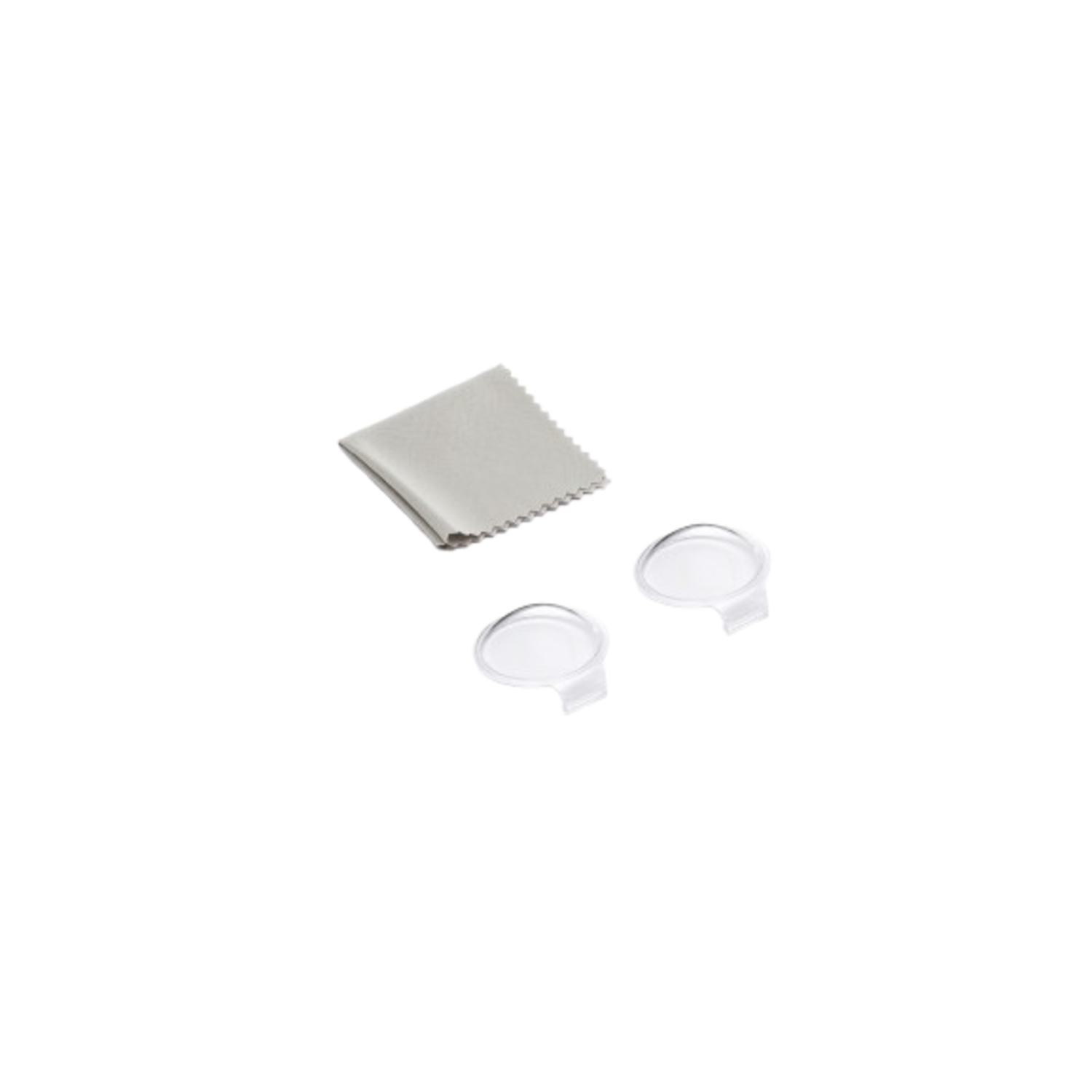 Een grijze microvezeldoek en twee witte, ronde plastic lensdoppen op een zwarte achtergrond.