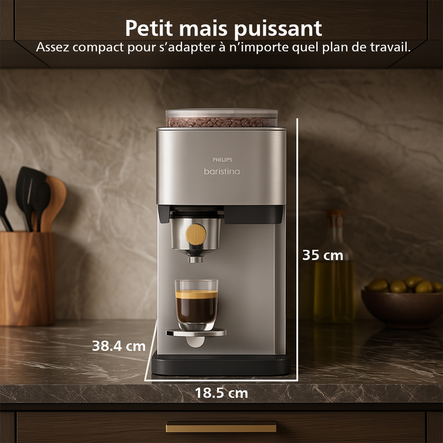 Une machine à expresso Philips Baristina argentée est sur un comptoir. Un verre d'espresso se trouve sous le distributeur. Mesures affichées.
