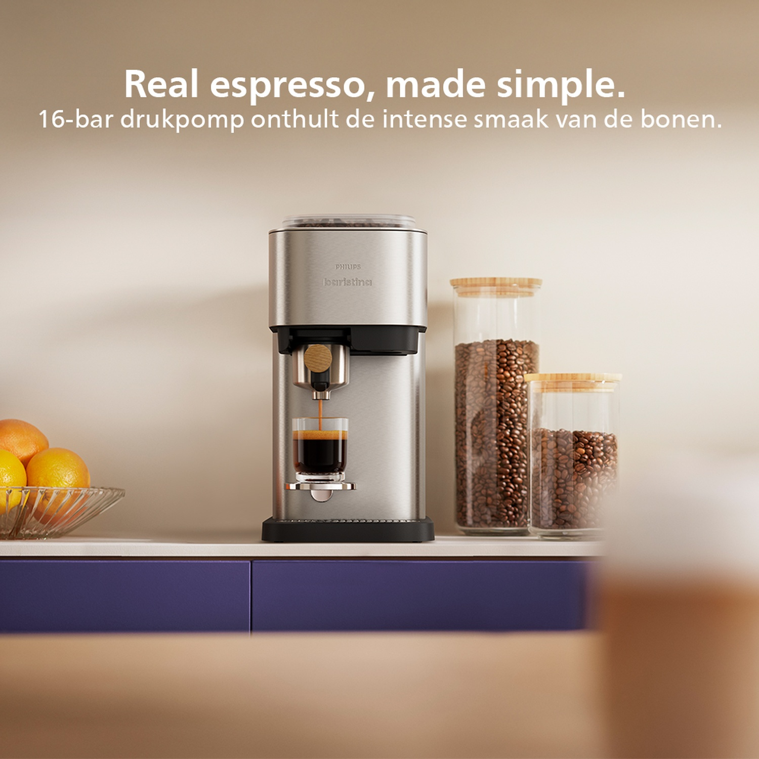 Machine à expresso distribuant du café. Grains de café dans des bocaux et oranges dans un bol sur un comptoir.
