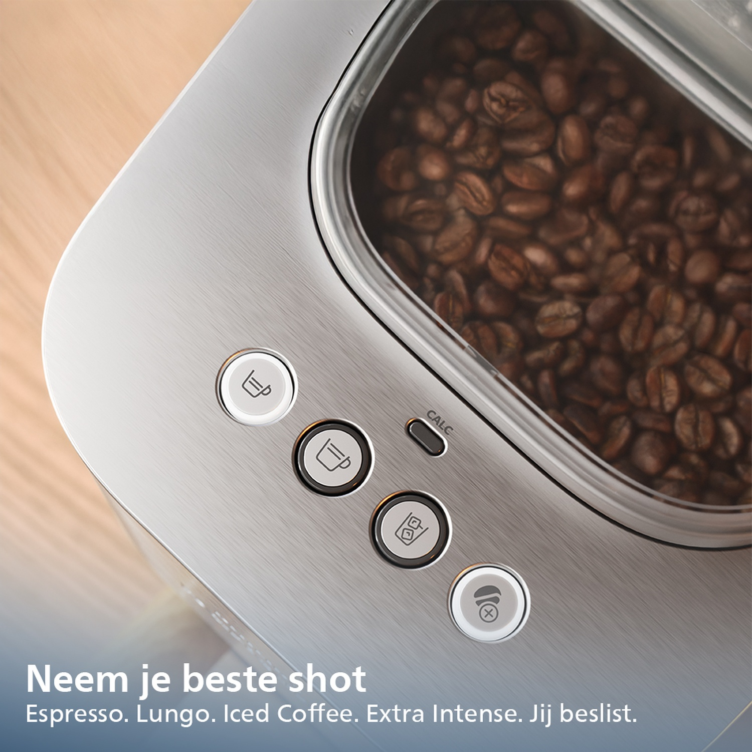 Gros plan sur une machine à café avec un récipient de grains de café et des boutons pour différents types de café. Texte : 'Neem je beste shot'.