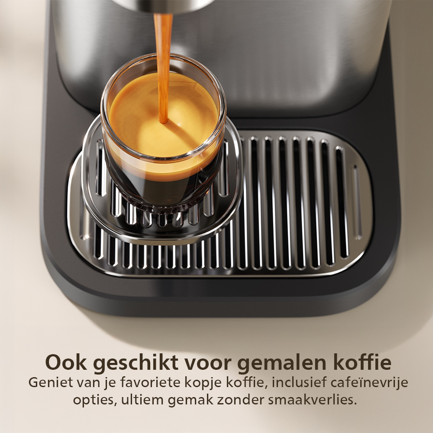 Gros plan sur une machine à café distribuant de l'espresso dans une tasse en verre. Le café est brun foncé avec de la crème claire.
