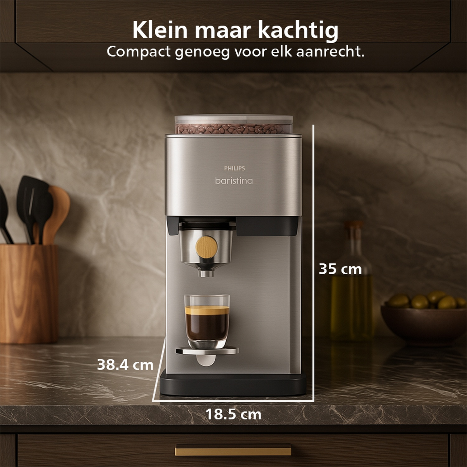 Une machine à café Philips barista. Elle est sur un comptoir avec un verre d'espresso. Les dimensions sont indiquées. Olives et huile en arrière-plan.