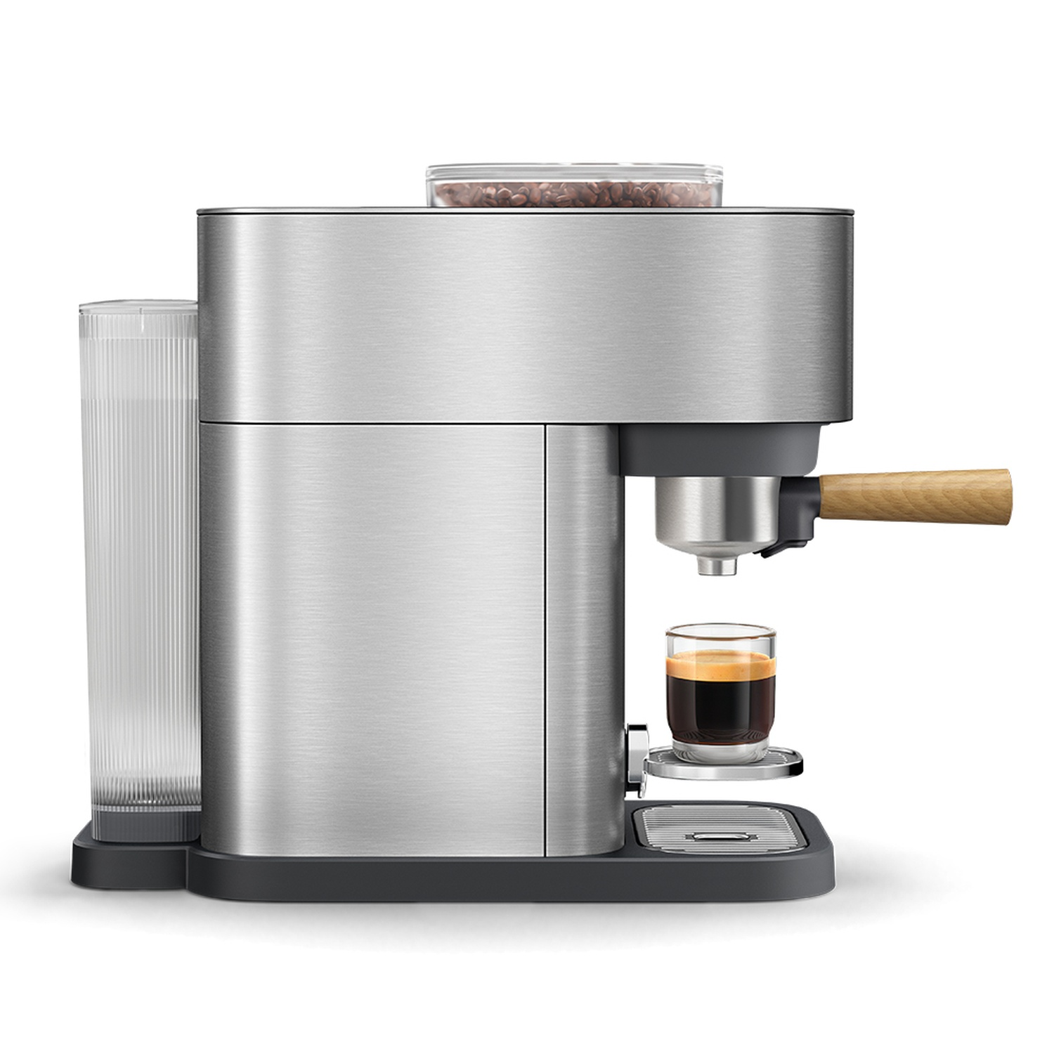Machine à expresso argentée avec une poignée en bois. Un verre d'expresso est sous le bec. Des grains de café sont au-dessus.