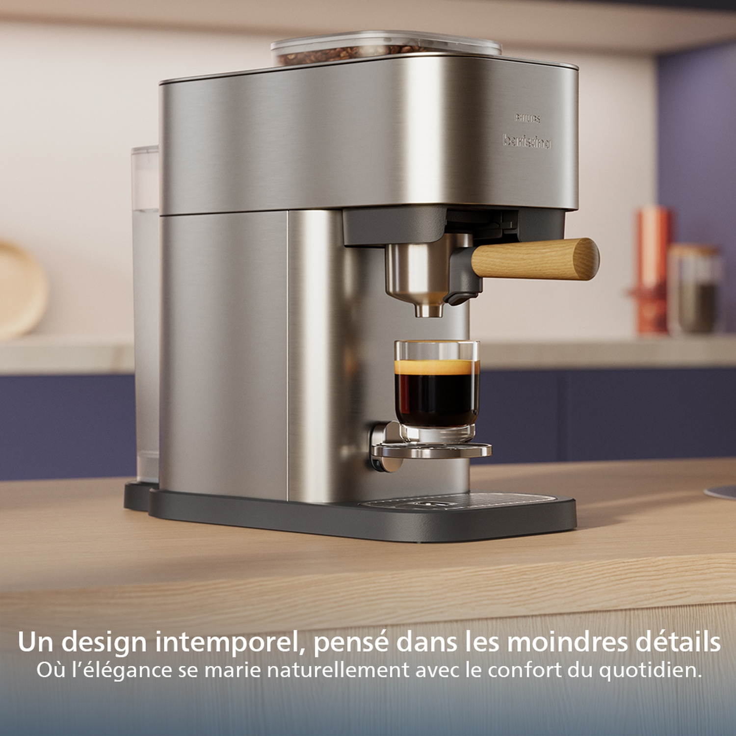 Une machine à expresso argentée avec une poignée en bois, un verre avec du café et des grains de café dans un récipient, le tout sur une surface en bois.