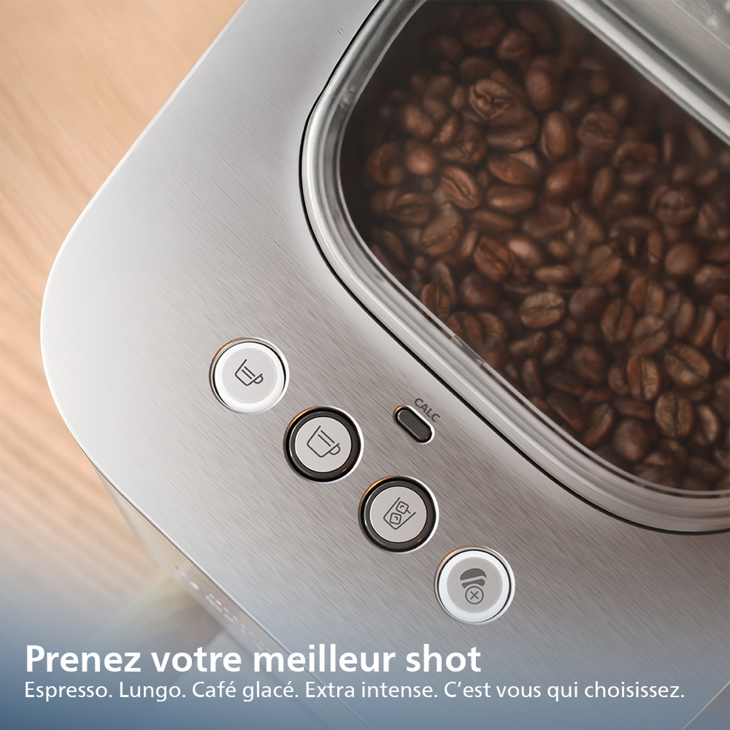 Une machine à café avec des grains visibles. Des boutons avec des icônes de tasse sont affichés. Texte : 'Prenez votre meilleur shot'.