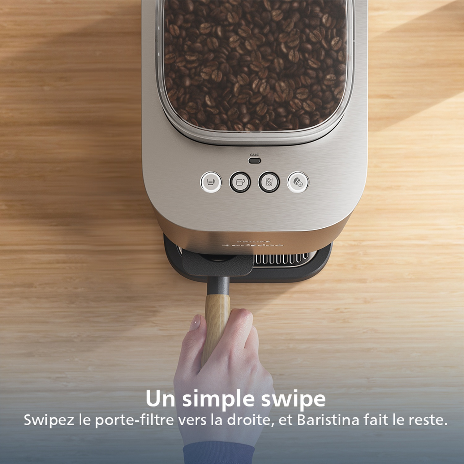 Une machine à café avec des grains. Une main tient une poignée. Texte : simple glissement. Faites glisser le porte-filtre à droite, et Baristina s'occupe du reste.