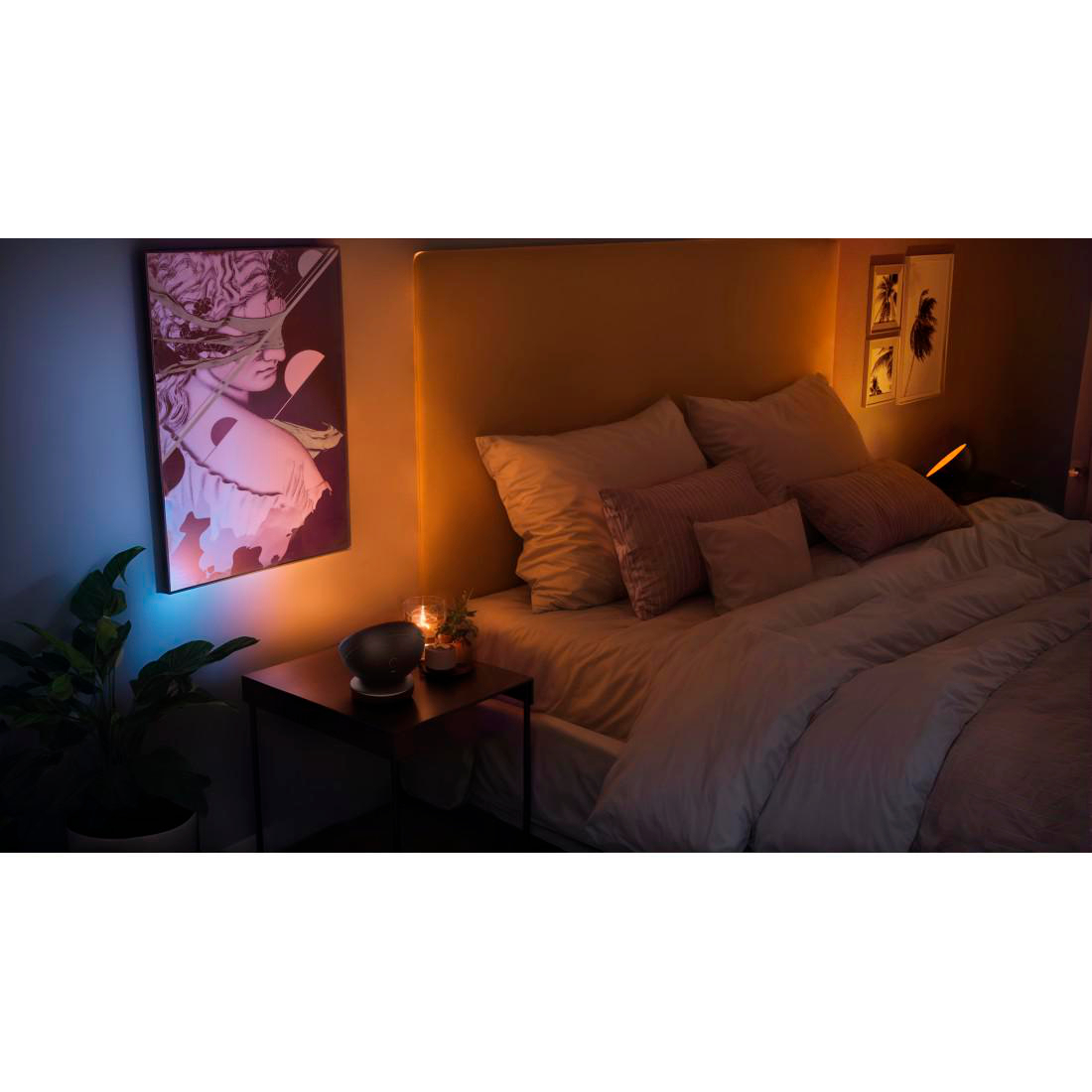 Schlafzimmerszene mit Bett, Beistelltisch und Kunstwerk. Die Beleuchtung ist warm. Eine Pflanze steht in der Ecke.