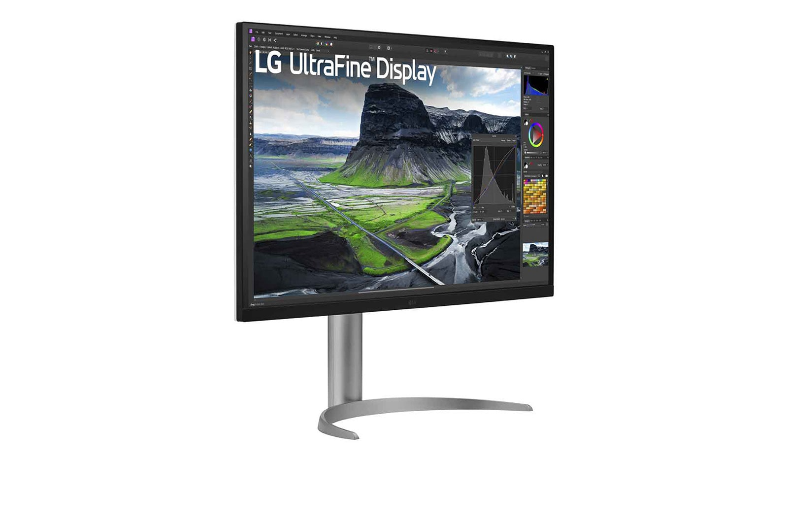 Egy LG UltraFine Display monitor. Egy tájat mutat hegyekkel, zöld mezőkkel és folyóval. Ezüst állvány fehér háttéren.