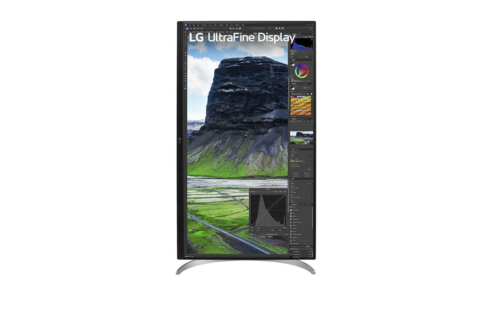 LG UltraFine kijelző sziklás hegy és zöld mezők tájképpel, szerkesztő szoftverrel jobbra.