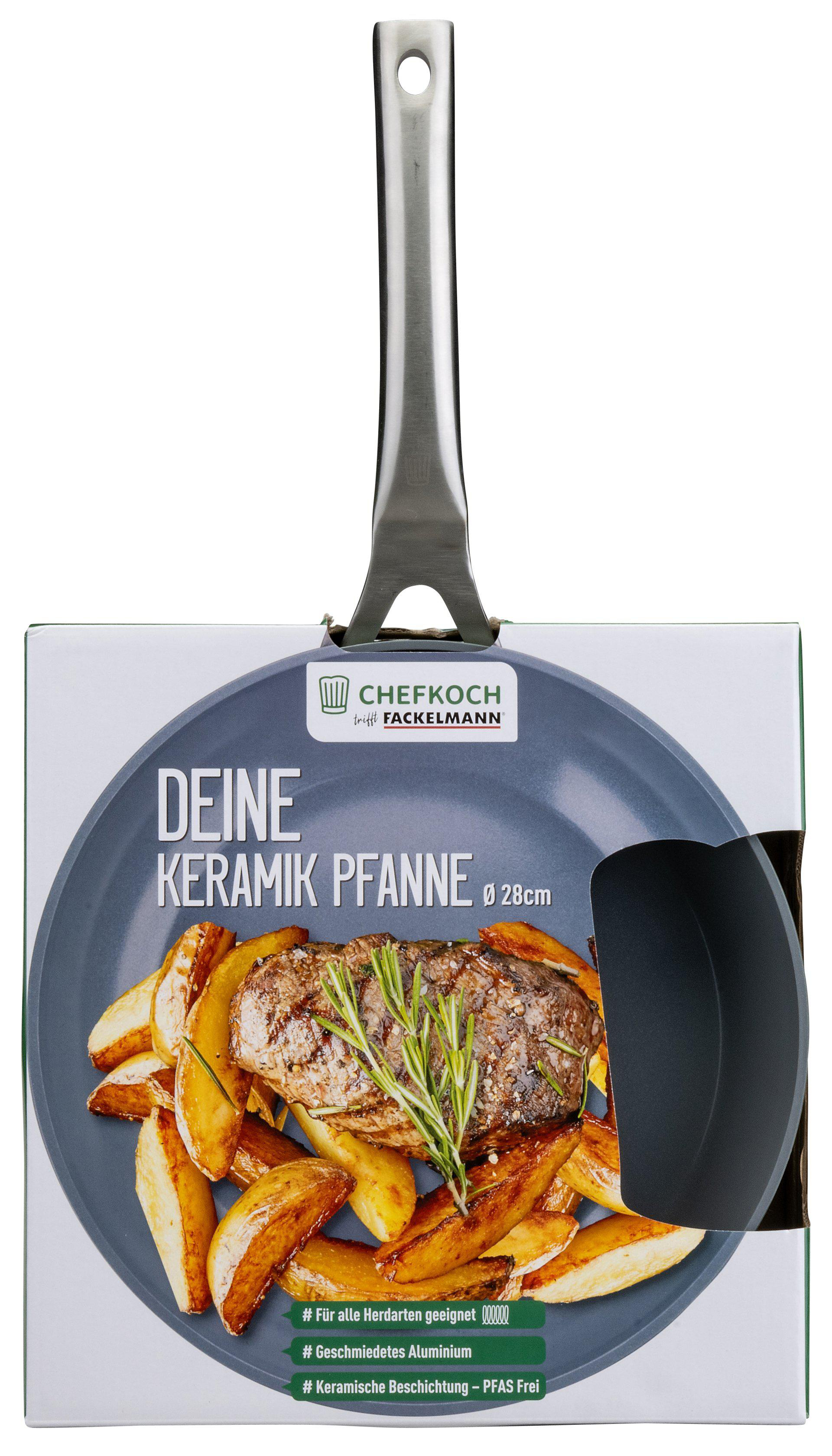Eine Bratpfanne mit Essen darin, auf weißem Hintergrund. Die Pfanne befindet sich auf einer Box. Die Pfanne hat einen Griff.