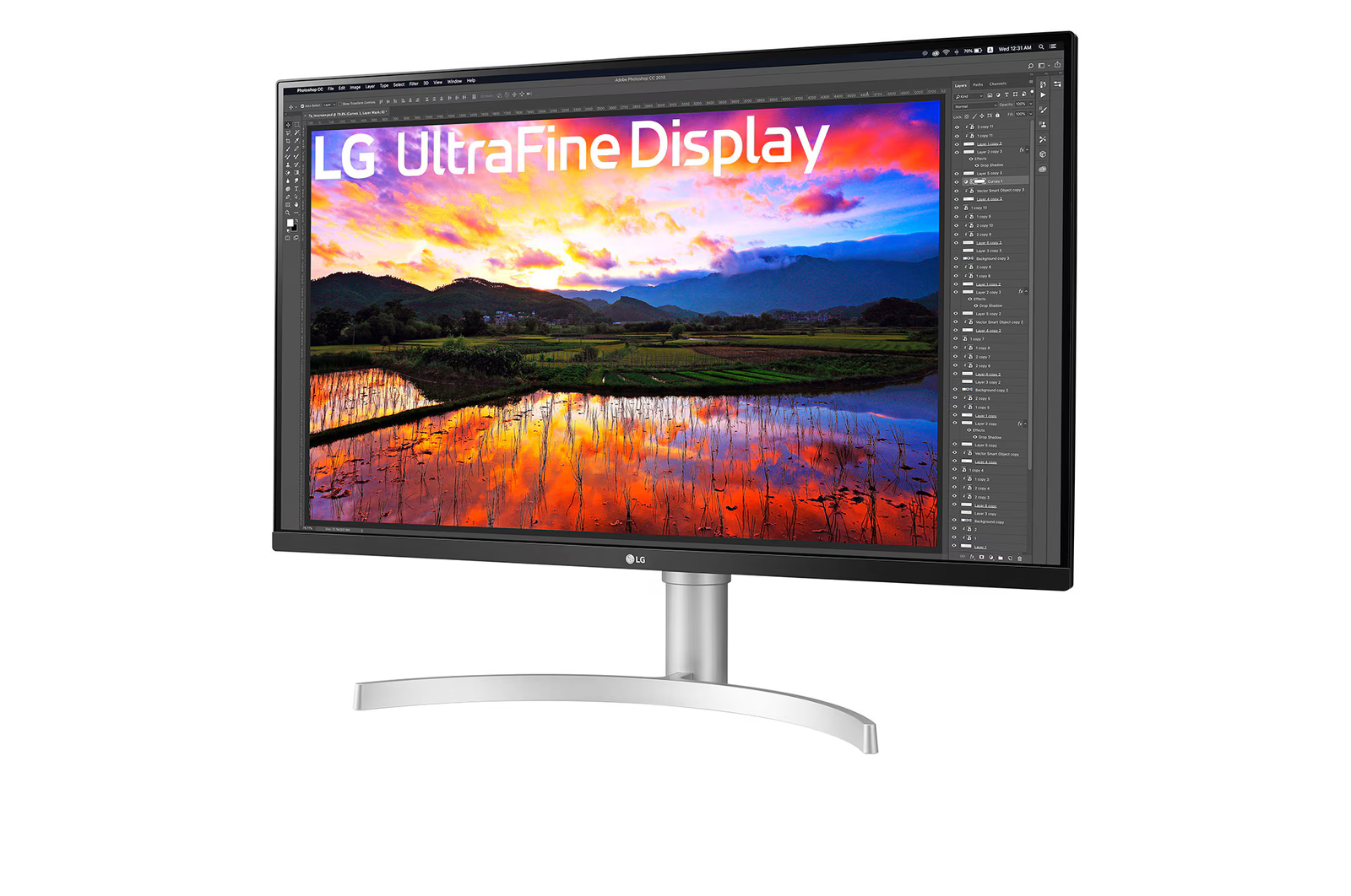 Az LG UltraFine Display monitor egy tájképet jelenít meg. A képernyő egy naplementét mutat mezők és hegyek felett. A monitor ezüst állvánnyal rendelkezik.