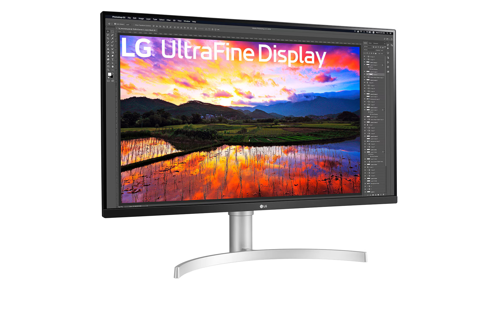 Egy LG UltraFine kijelző, amely egy színes tájkép visszaverődését mutatja, a Photoshop felülettel. A monitor ezüst állvánnyal rendelkezik.