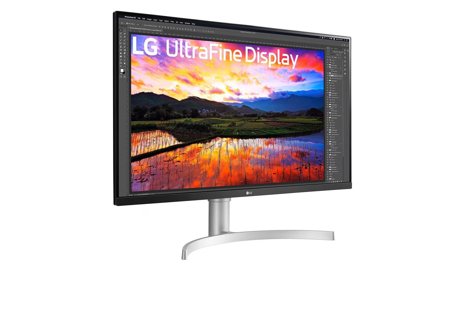 Az LG UltraFine Display monitor naplementés tájat jelenít meg rizsföldekkel, hegyekkel és színes éggel. A monitor ezüst állvánnyal rendelkezik.
