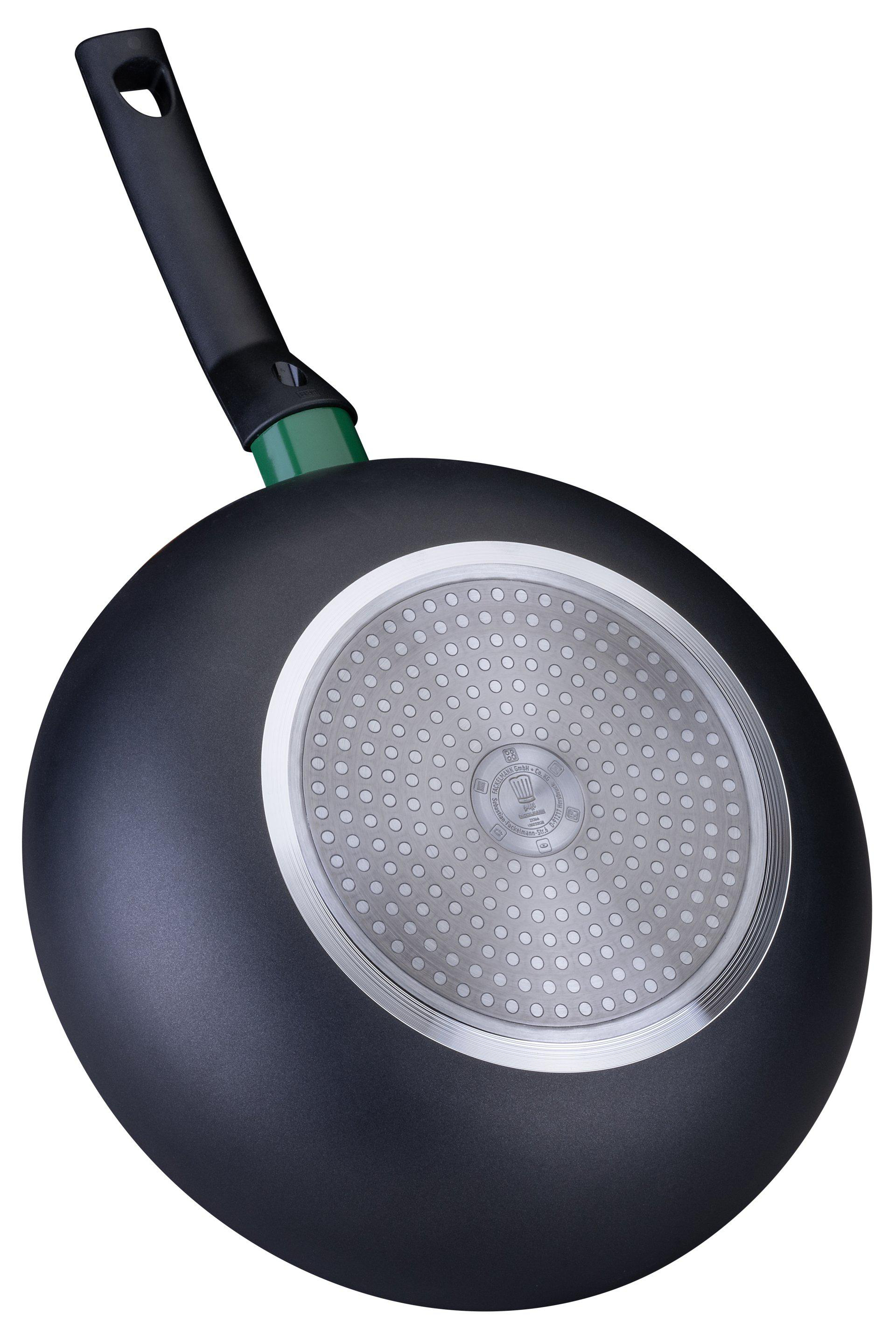 Eine schwarze Wok-Pfanne wird von unten gezeigt, der Griff ist nach oben abgewinkelt. Die Basis ist hellgrau mit Muster.