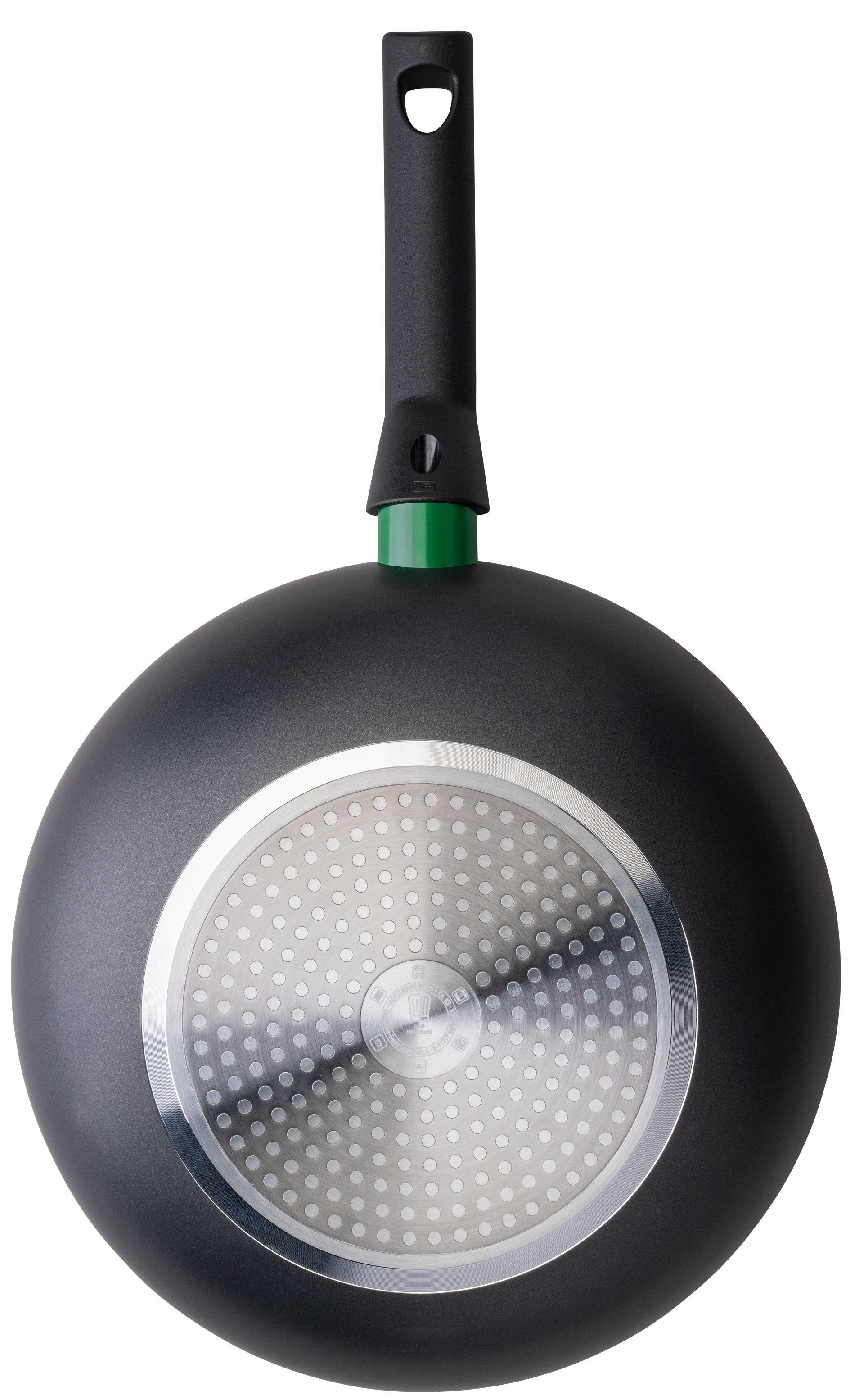 Eine schwarze Wok-Pfanne wird gezeigt, der Griff ist schwarz mit einem grünen Sockel. Der Boden ist silberfarben mit einem Muster.