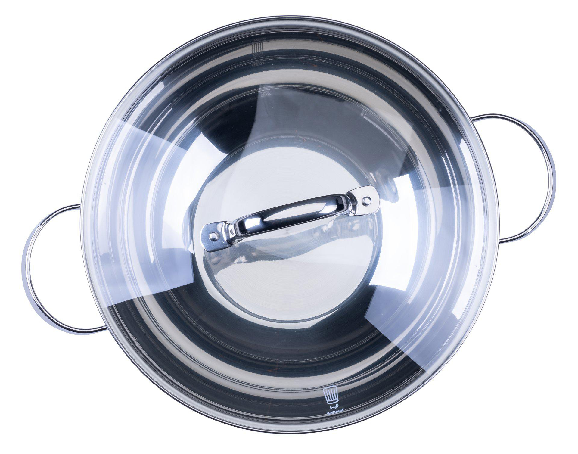 Ein Edelstahltopf mit Glasdeckel. Der Deckel hat einen Griff und der Topf zwei Bügelgriffe. Isoliert auf Weiß.