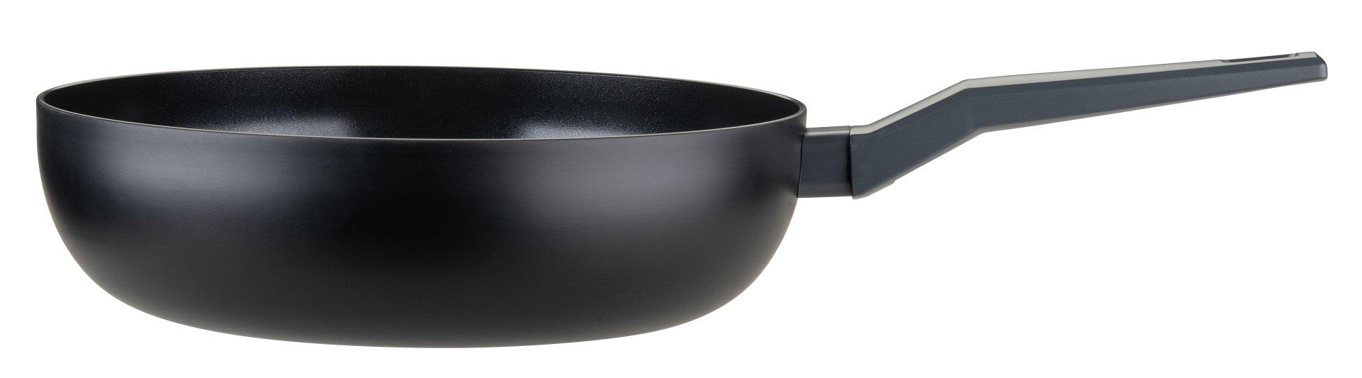 Eine schwarze Bratpfanne mit grauem Griff auf weißem Hintergrund. Die Pfanne ist rund und leer. Der Griff ist abgewinkelt.
