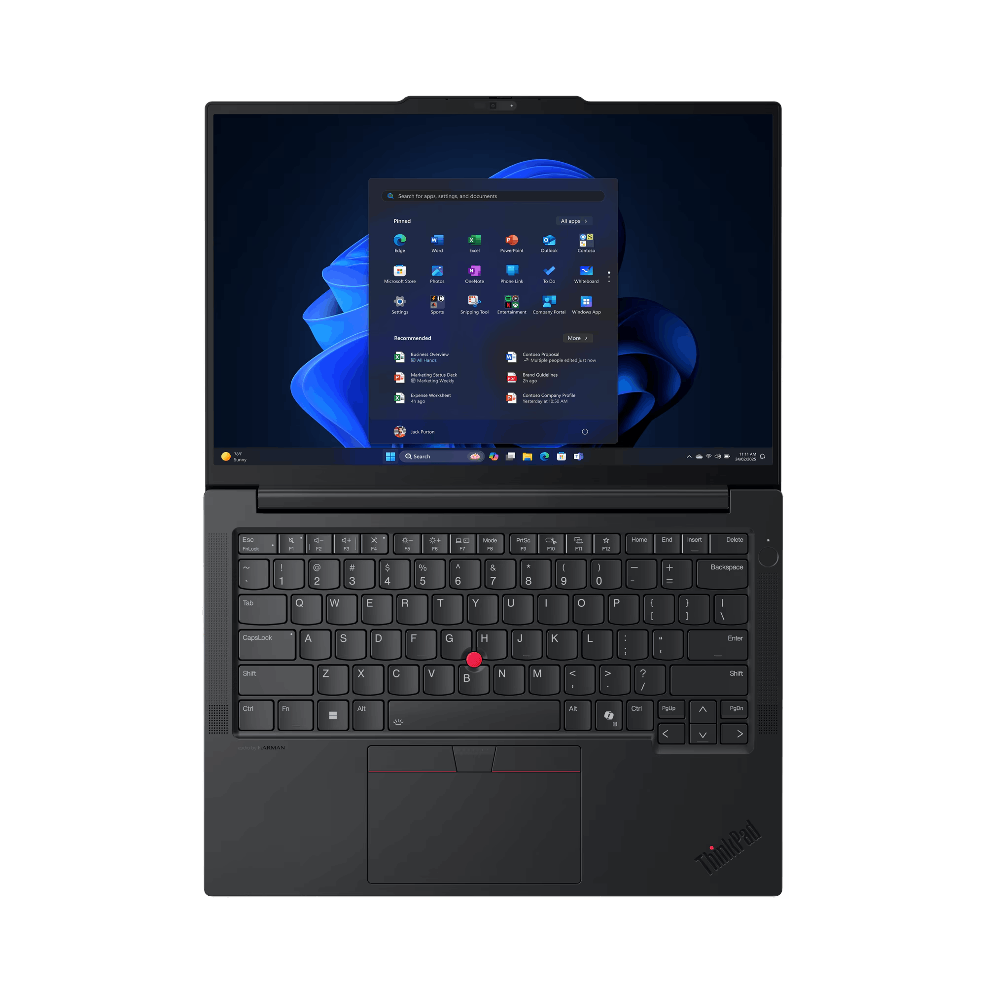 Un portátil ThinkPad negro sobre una superficie negra, mostrando el teclado y una pantalla con aplicaciones Windows.