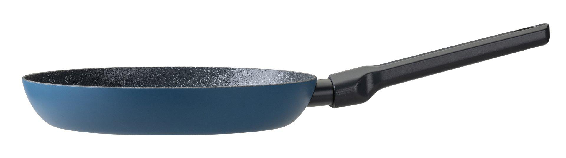 Eine blaue Bratpfanne mit schwarzem Griff. Die Pfanne befindet sich auf weißem Hintergrund.