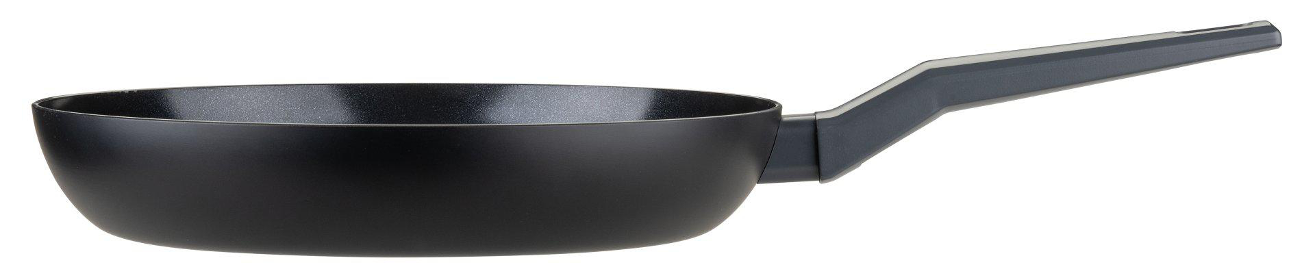 Eine schwarze Bratpfanne mit grauem Griff ist vor weißem Hintergrund isoliert. Die Pfanne ist leer.