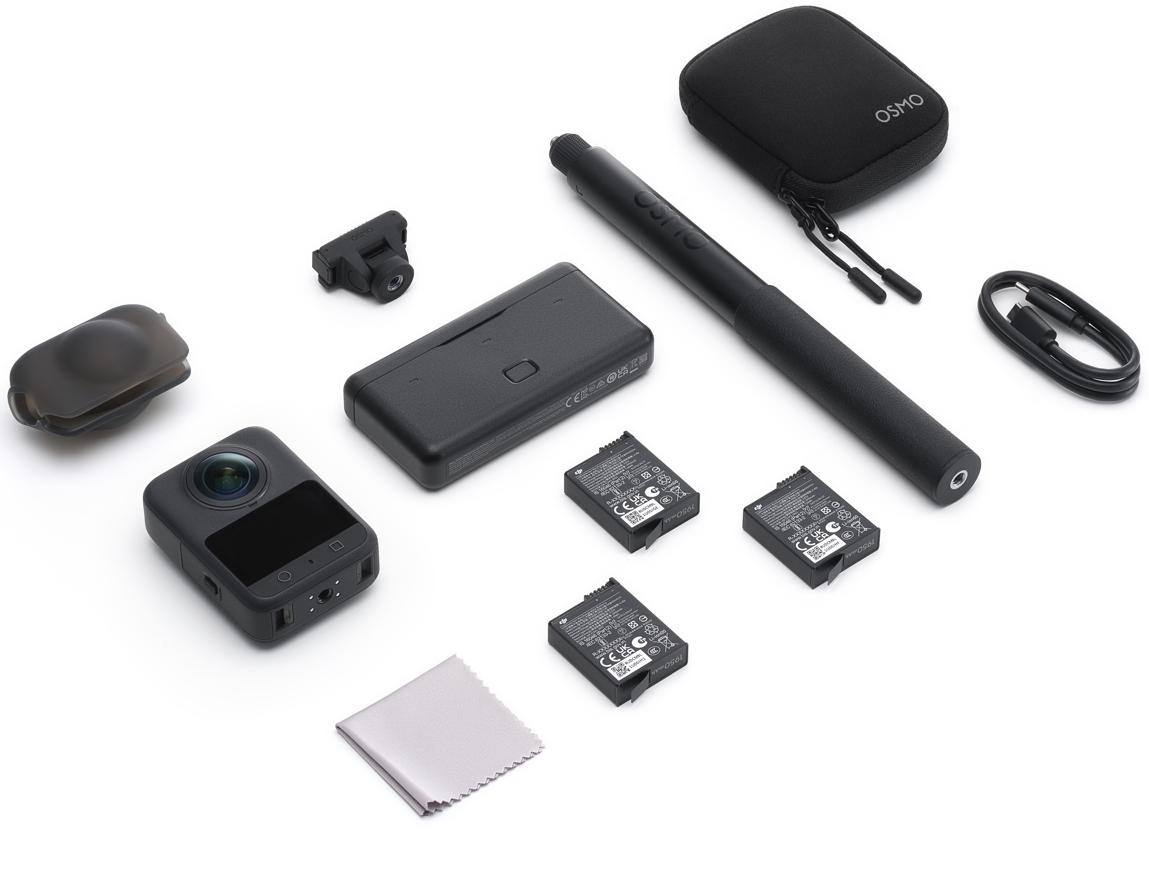 Verschiedenes schwarzes Kamerazubehör auf weißer Oberfläche: Kamera, Batterien, Ladehub, Etui, Selfie-Stick und Kabel.