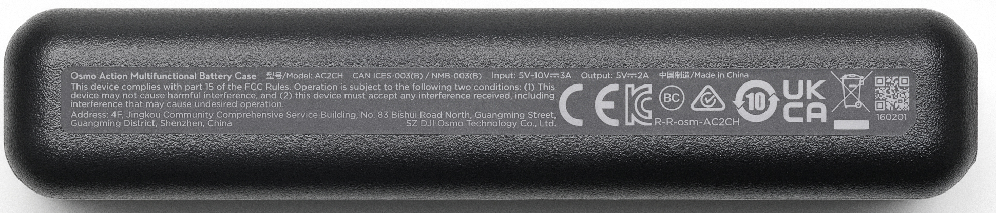 Schwarzes Osmo Action Batteriefach mit Text und Logos. Enthält Modellinformationen, Konformitätsdetails und Herstelleradresse.