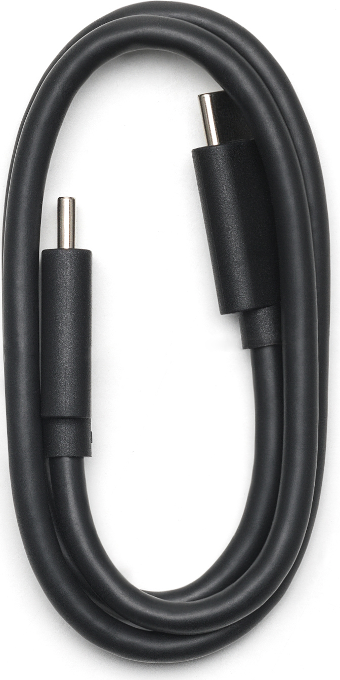 Ein schwarzes USB-C-zu-DC-Stromkabel. Das Kabel ist aufgerollt und hat an beiden Enden Stecker. Der Hintergrund ist weiß.
