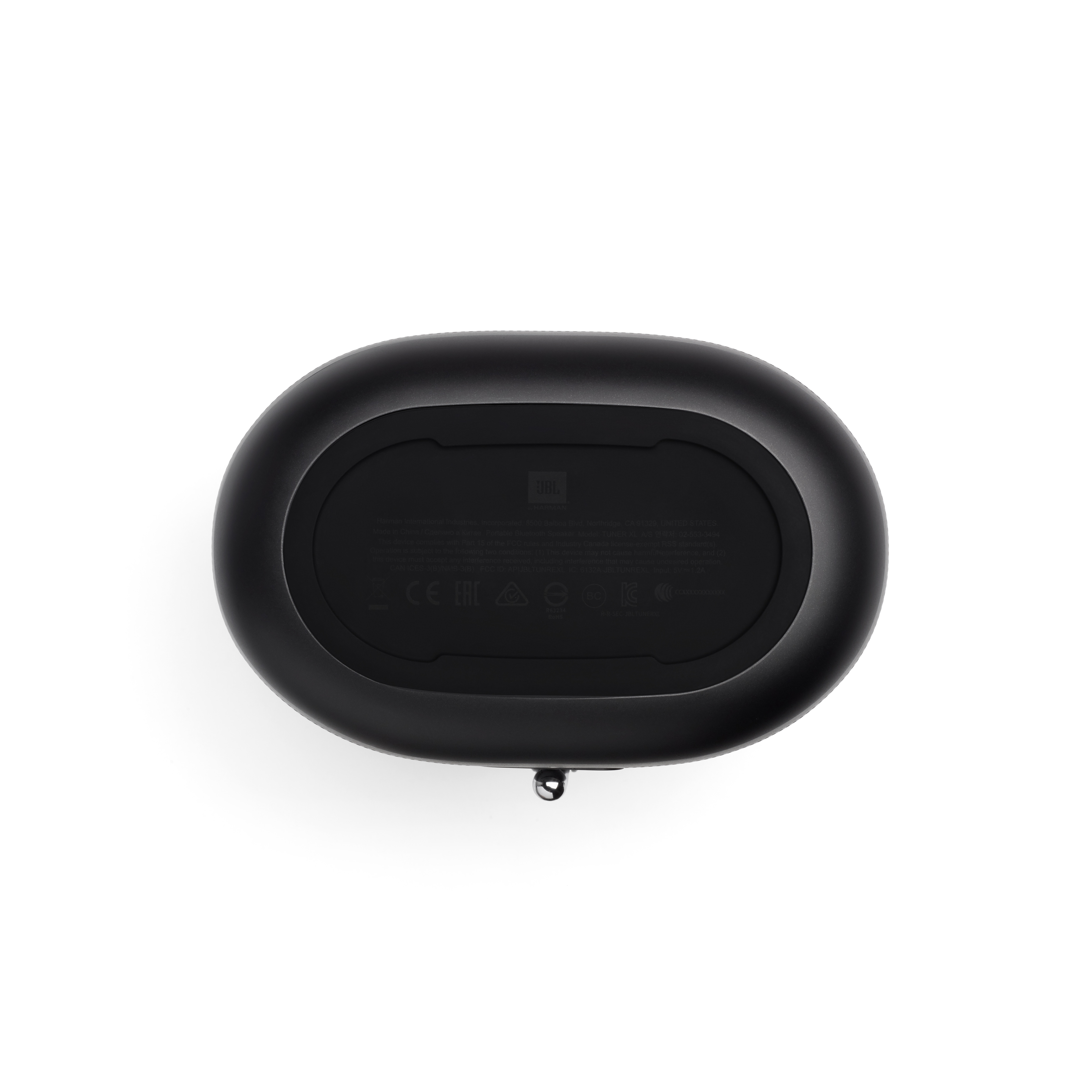 Siyah oval hoparlör. JBL logosu görünür. Bilgi metni ve düzenleyici semboller altta, beyaz zemin üzerinde.