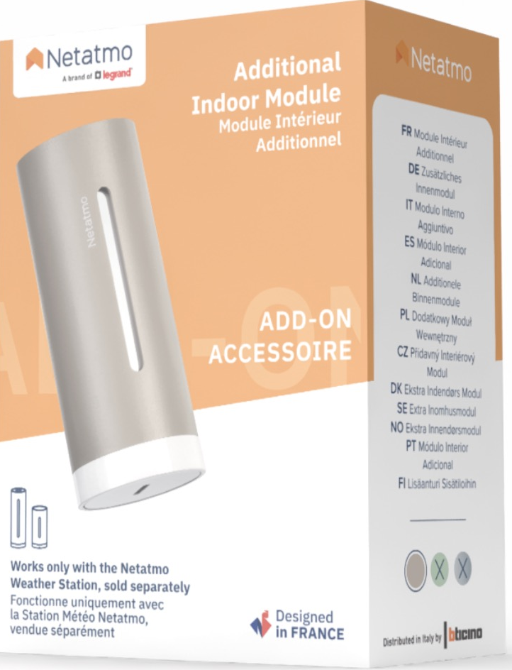 Boîte avec un module intérieur Netatmo. Montre le module, texte en anglais et français, et traductions en plusieurs langues.