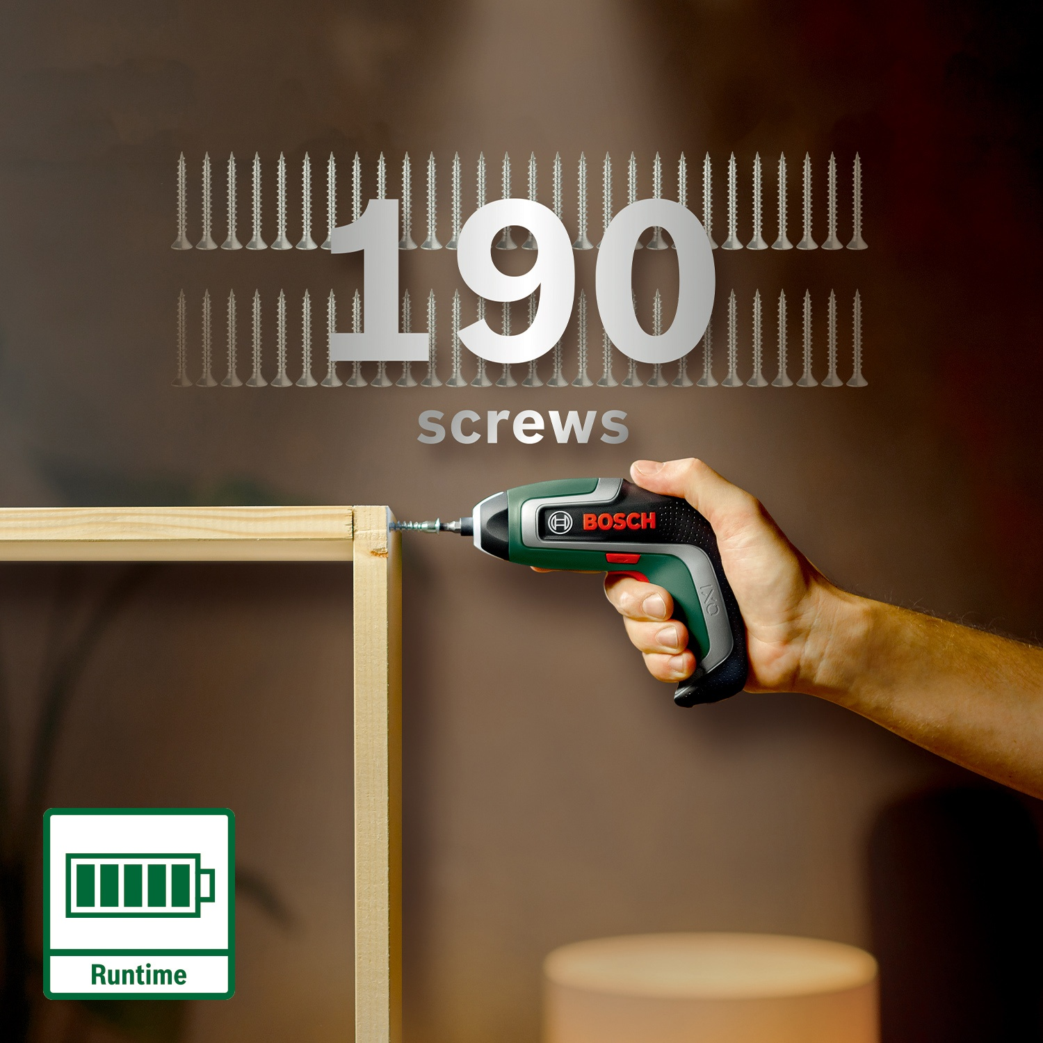Un avvitatore elettrico Bosch avvita una vite in un telaio di legno. Sopra sono visualizzate 190 viti. È presente un'icona della batteria.