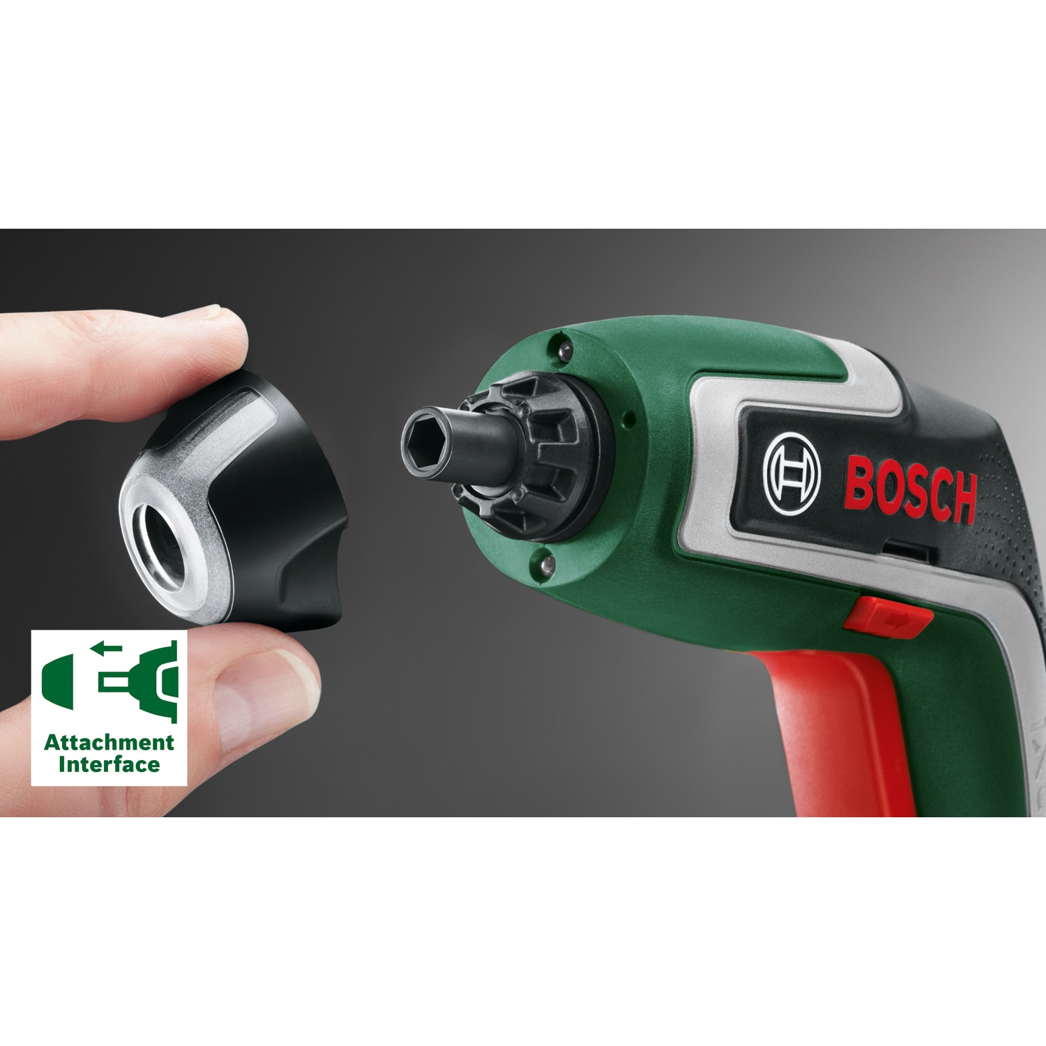 Una mano tiene un accessorio nero accanto a un elettroutensile Bosch verde e rosso. È visibile un'icona dell'interfaccia dell'accessorio.