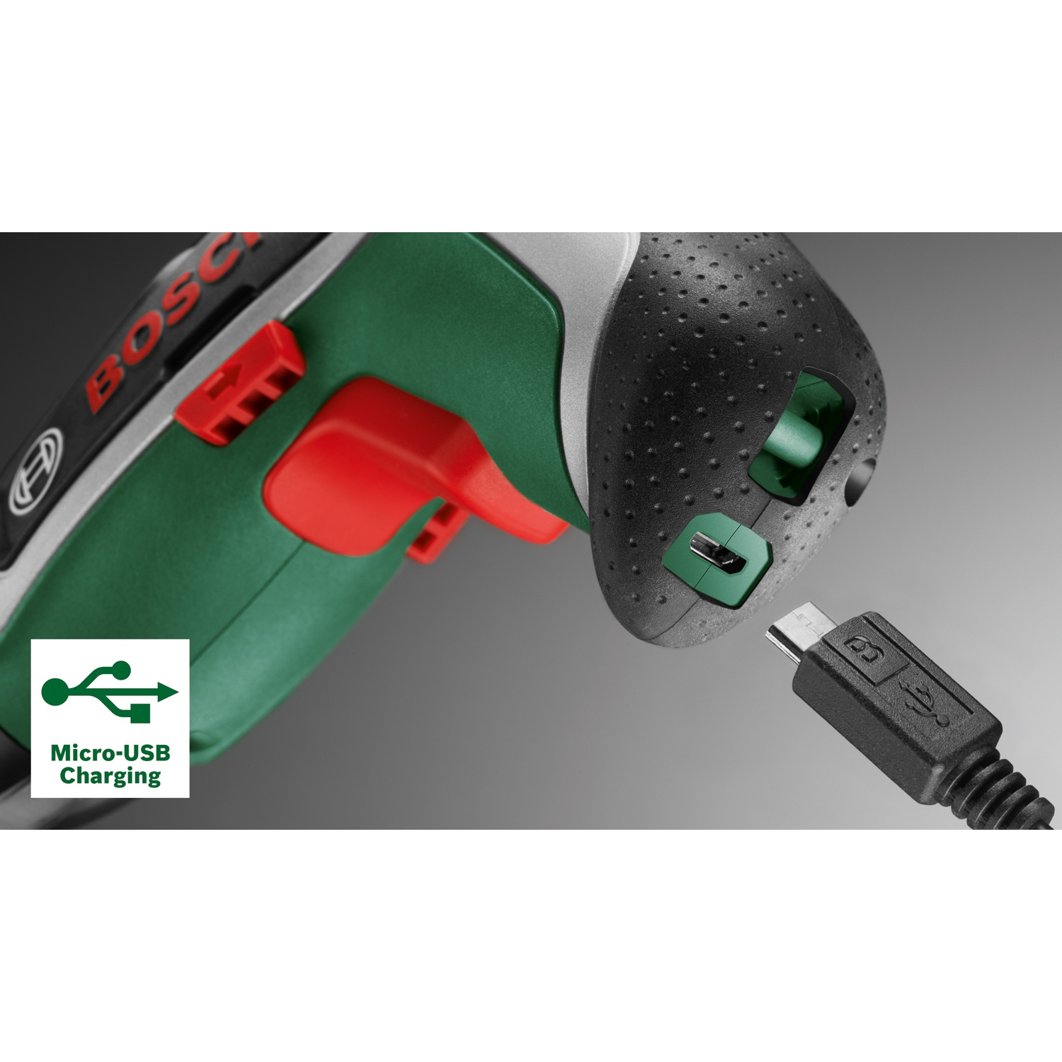 Avvitatore a batteria Bosch con porta di ricarica Micro-USB. Un cavo USB sta per essere collegato. Sono visibili i colori verde, rosso e nero.