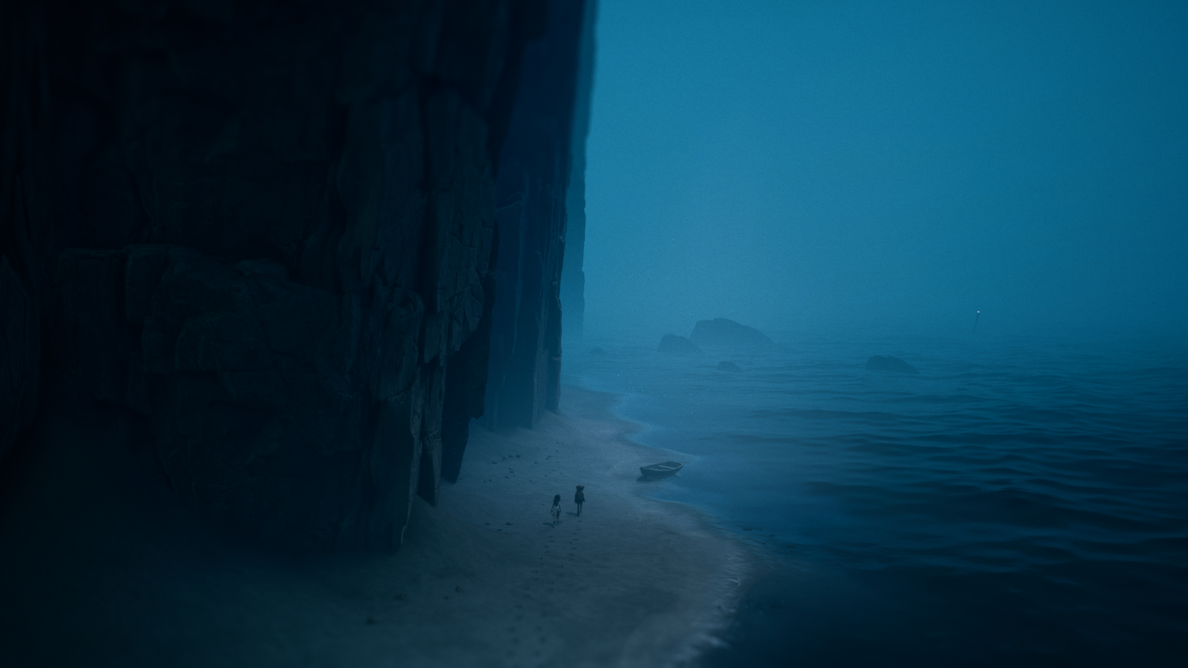 Zwei Personen gehen am Strand entlang, neben einem Boot. Links ein großer Felsen, im Hintergrund ein nebliges Meer.