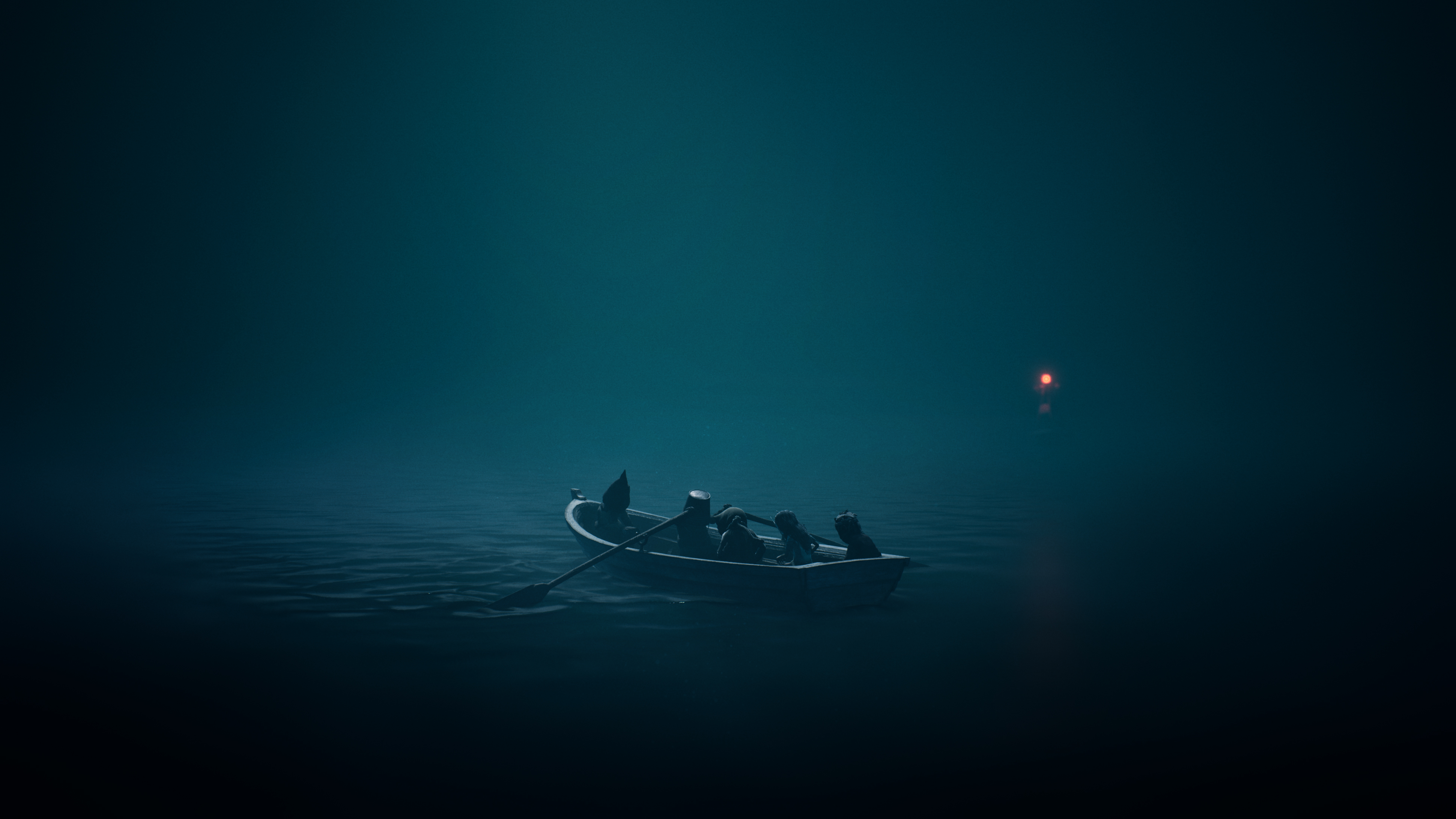 Ein Boot mit Figuren auf dem Wasser bei Nacht. Ein fernes Licht leuchtet. Dunkelblau und Türkis dominieren die Szene.