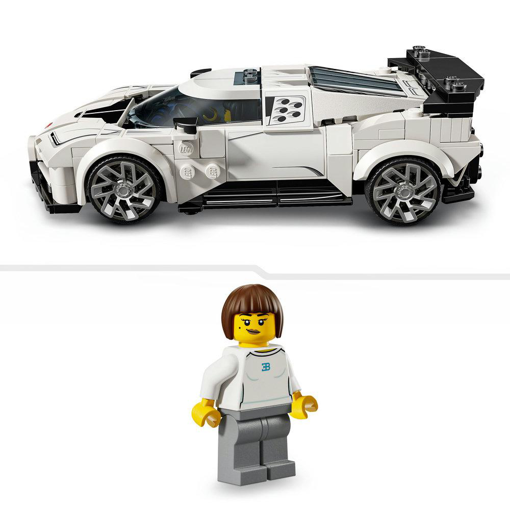 Ein weißes Lego-Sportauto mit schwarzen Akzenten und eine Lego-Figur einer Person mit weißem Oberteil und grauer Hose.