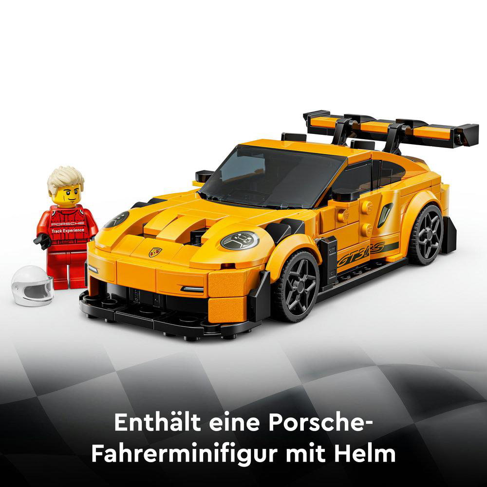Ein orangefarbener Lego Porsche mit einer Fahrer-Minifigur und einem Helm. Das Auto hat schwarze Akzente und steht auf kariertem Hintergrund.