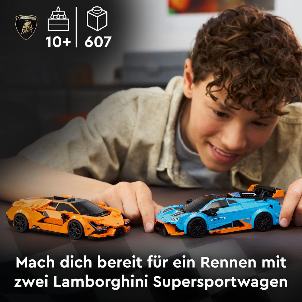Ein junger Mensch präsentiert lächelnd zwei Spielzeug-Lamborghini-Autos, orange und blau. Text unten sagt: "Mach dich bereit für ein Rennen."
