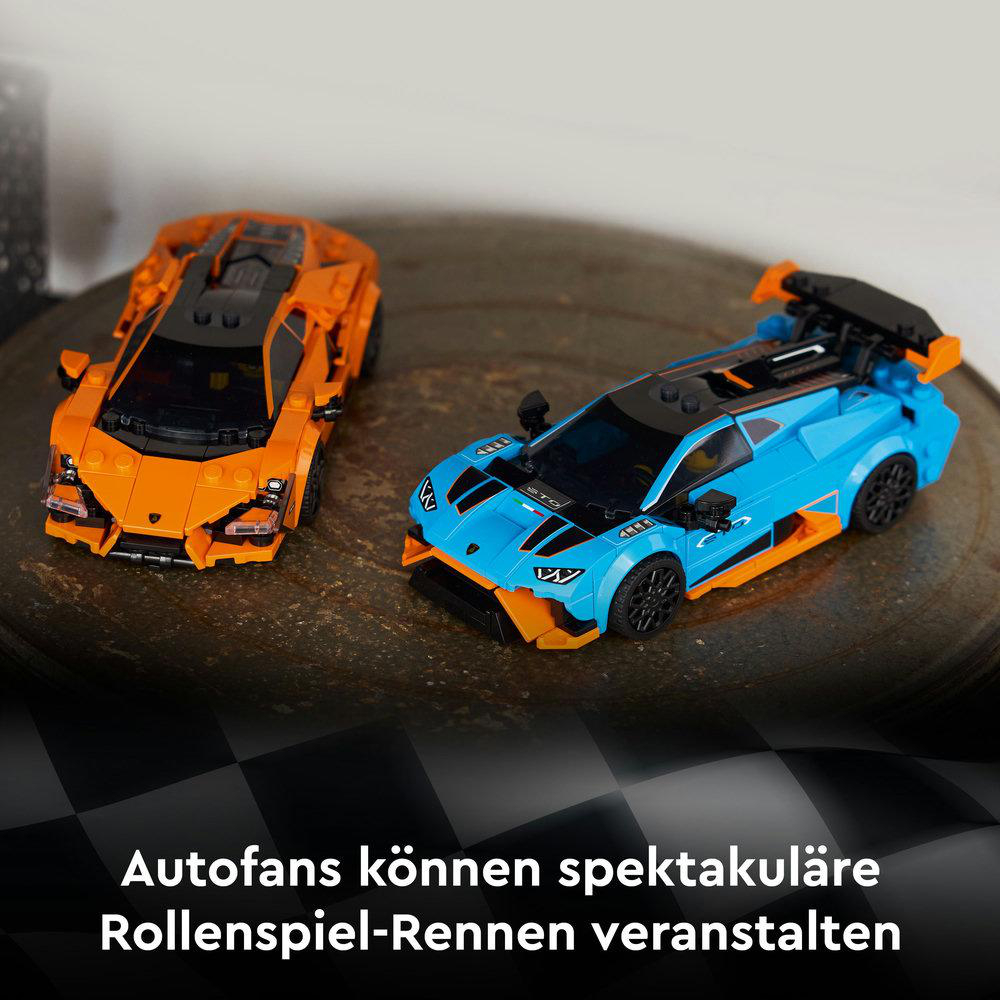 Zwei Spielzeug-Sportwagen: einer orange, einer blau. Sie stehen auf einer Metalloberfläche. Der blaue Wagen hat einen Spoiler.