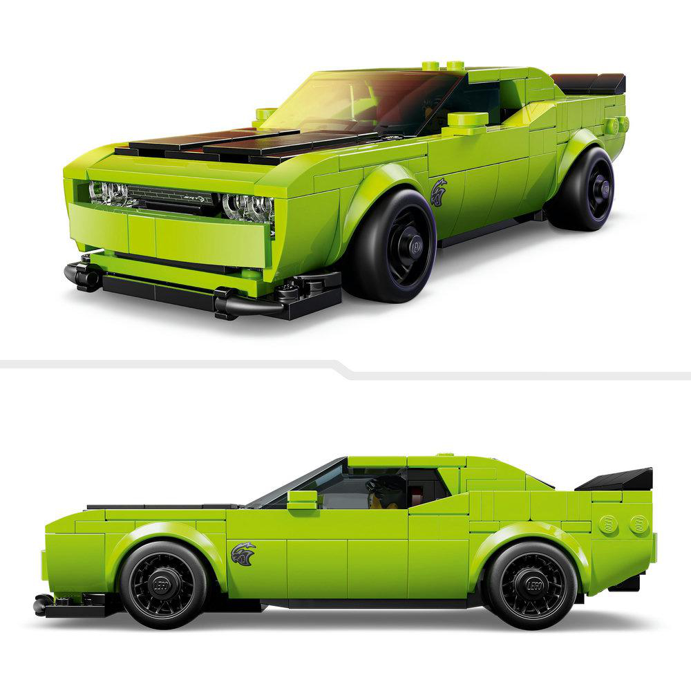 Zwei Ansichten eines grünen Lego-Muscle-Car-Modells. Es hat schwarze Räder, eine schwarze Motorhaube und einen Heckspoiler. Der Hintergrund ist weiß.