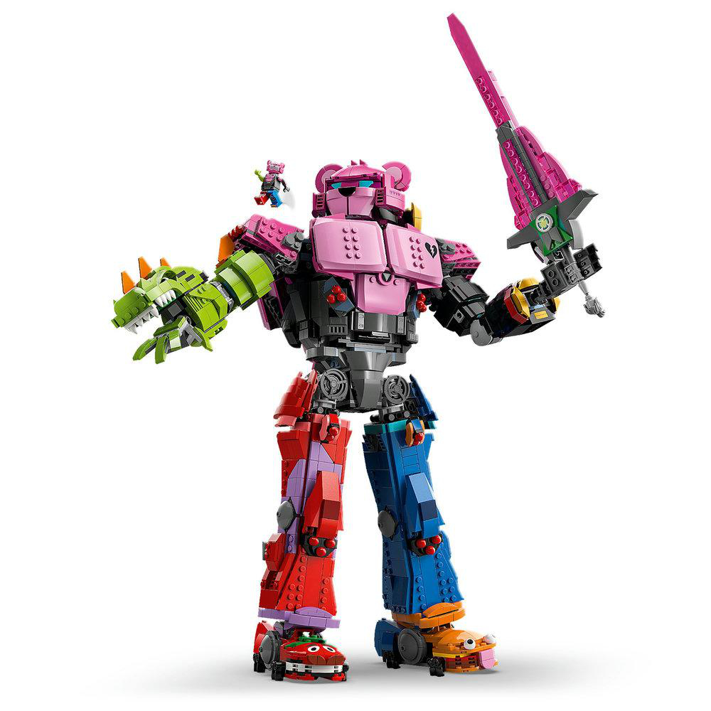Ein farbenfroher Lego-Roboter mit Bärenkopf hält ein rosa Schwert. Er hat unterschiedliche Gliedmaßen und wird von einer kleinen Lego-Figur begleitet.