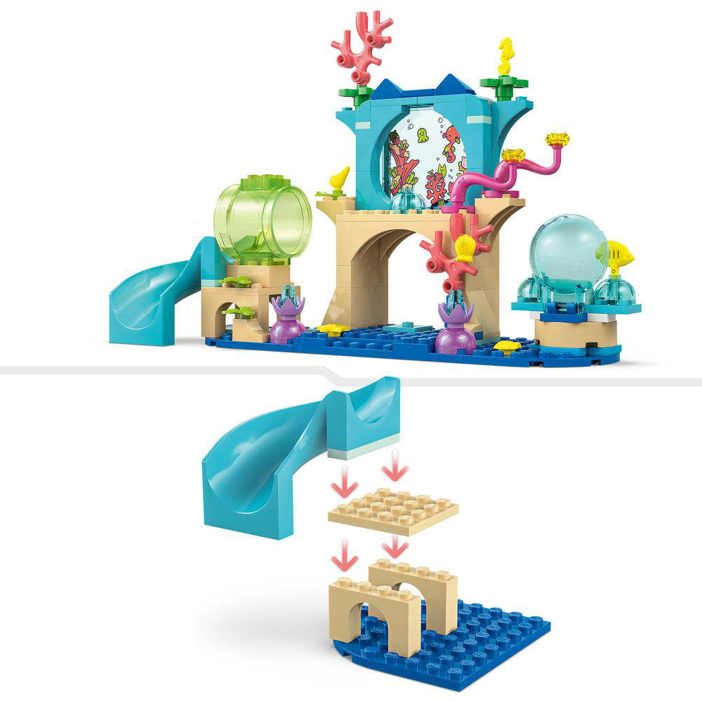Ein Lego-Set mit Unterwassermotiv. Es hat eine blaue Rutsche, ein Gebäude und verschiedene bunte Korallen und Meeresbewohner.