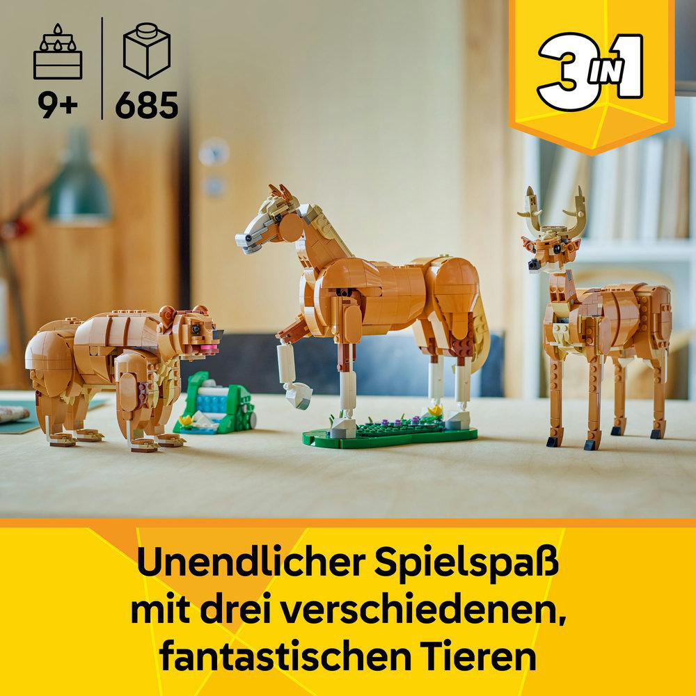 Drei Lego-Tierfiguren: ein Bär, ein Pferd und ein Hirsch. Die Figuren sind braun und stehen auf grünen Platten.